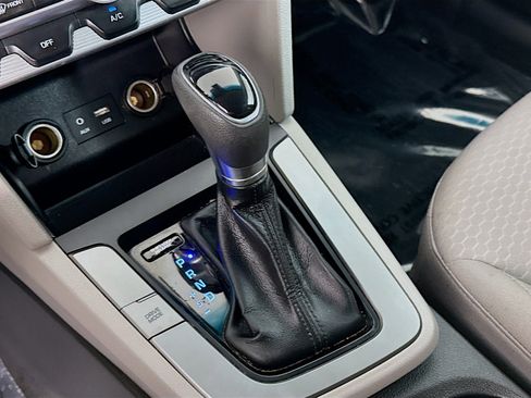 Used 2020 Hyundai Elantra SE image 20