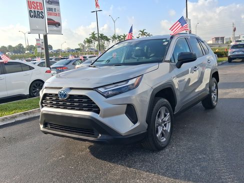 Used 2024 Toyota RAV4 LE AWD/4WD image 5