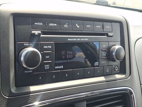 Used 2014 Dodge Grand Caravan SXT FWD image 17