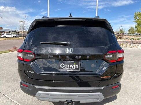 Used 2025 Honda Pilot TrailSport image 7
