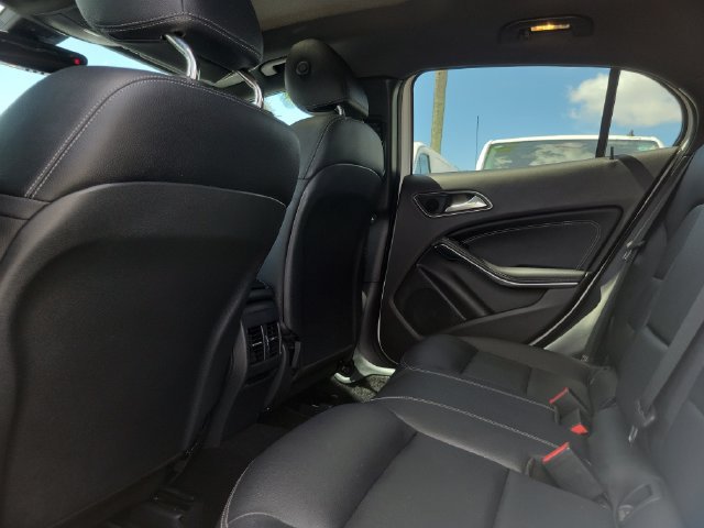 Used 2020 Mercedes-Benz GLA 250 4MATIC w/ Premium Package image 11