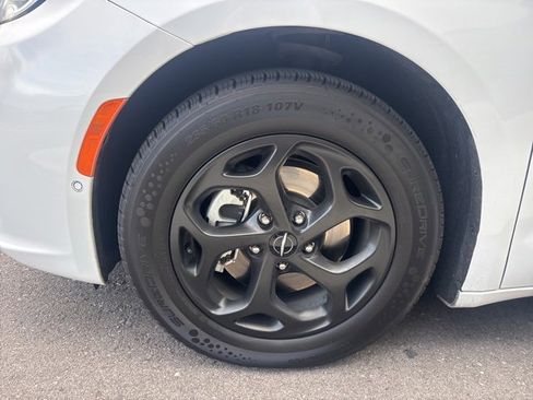 Used 2024 Chrysler Pacifica Select image 4