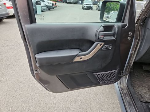 Used 2016 Jeep Wrangler Unlimited Sahara AWD/4WD image 16