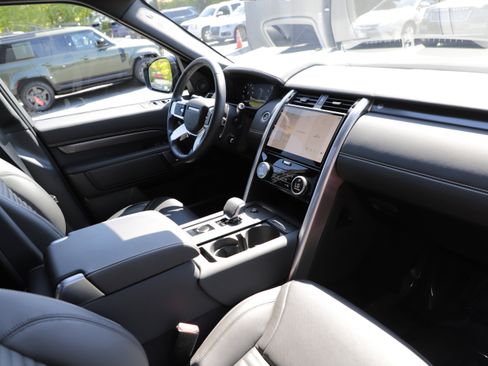 Certified 2025 Land Rover Discovery Metropolitan Edition AWD/4WD image 13