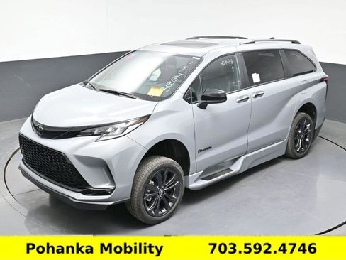 Used 2026 Toyota Sienna XSE FWD image 14