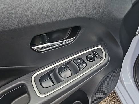 Used 2024 Nissan Versa SR image 12