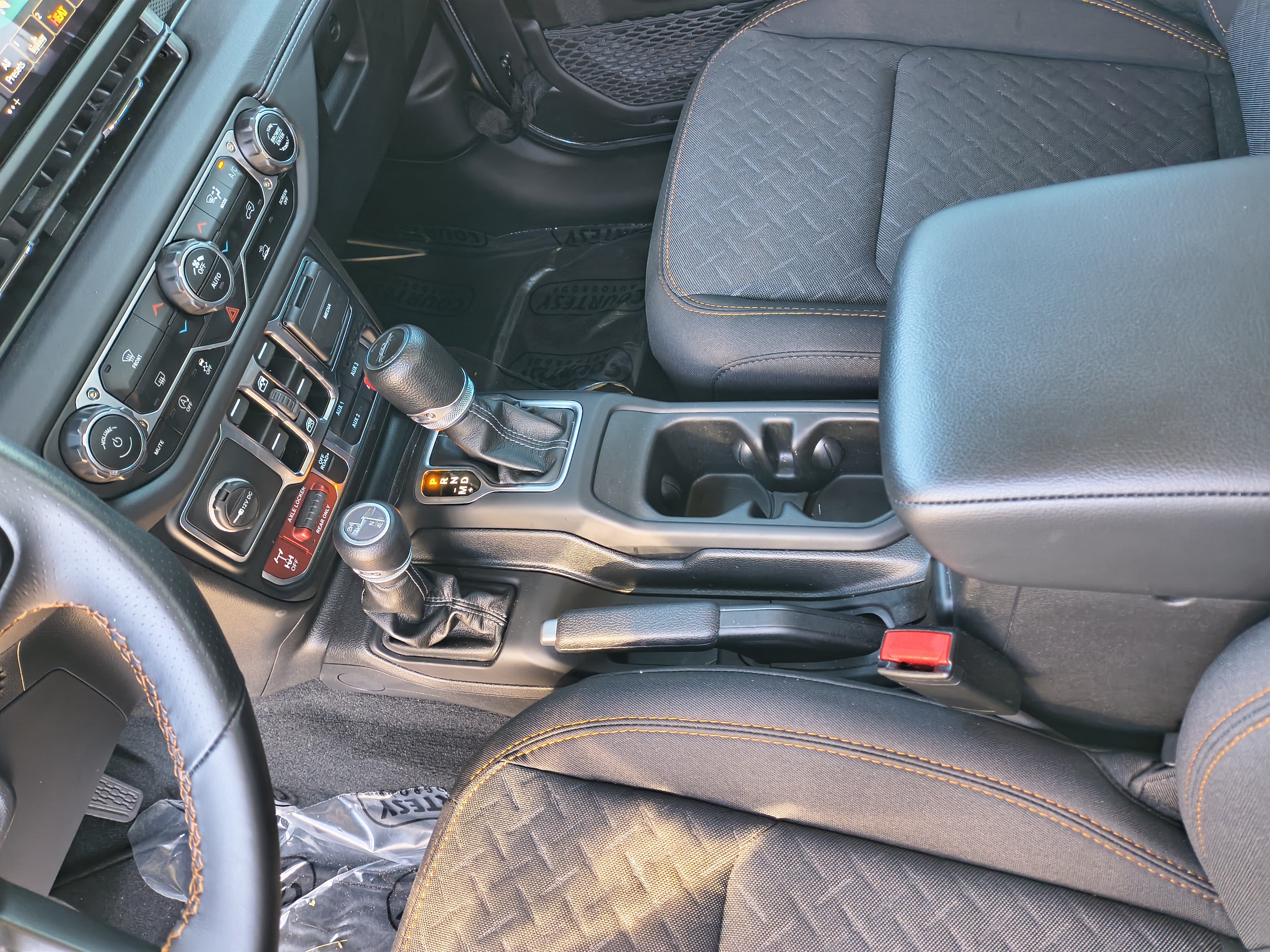 Used 2024 Jeep Gladiator Mojave AWD/4WD image 26