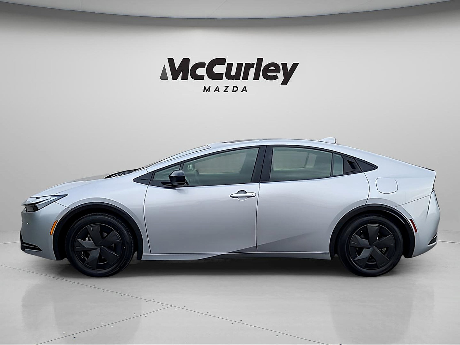 Used 2025 Toyota Prius LE FWD image 4