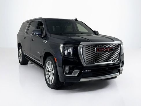 Used 2022 GMC Yukon XL Denali w/ Denali Premium Package image 7