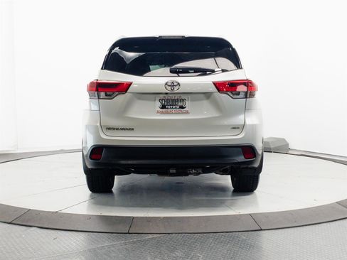 Used 2019 Toyota Highlander LE AWD/4WD image 9