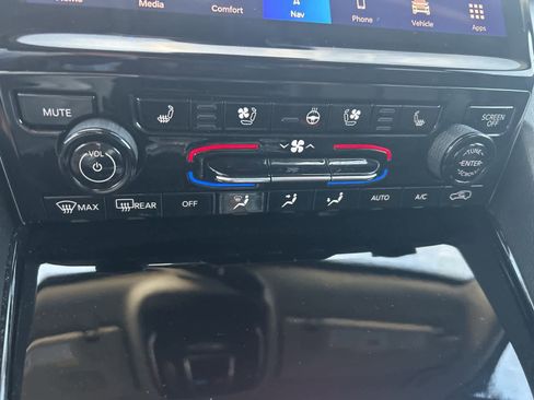 Used 2023 Jeep Grand Cherokee Limited w/ Luxury Tech Group II image 38