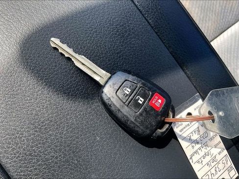 Used 2016 Toyota Highlander LE FWD image 35
