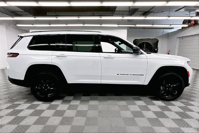 Used 2024 Jeep Grand Cherokee L Limited w/ Black Appearance Package AWD/4WD image 15