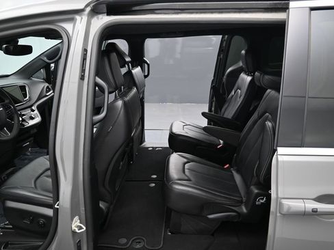 Used 2025 Chrysler Pacifica Select image 12