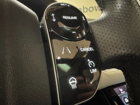 Used 2018 Land Rover Range Rover Velar R-Dynamic SE image 12