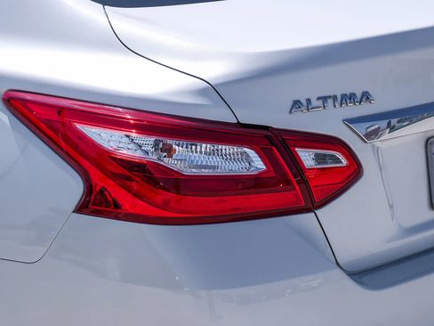Used 2016 Nissan Altima 2.5 SV w/ Convenience Package FWD image 7