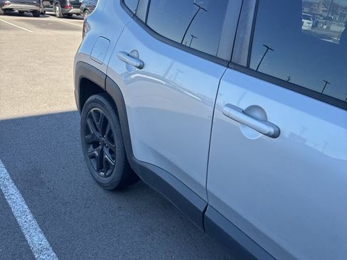 Used 2018 Jeep Renegade Altitude image 3