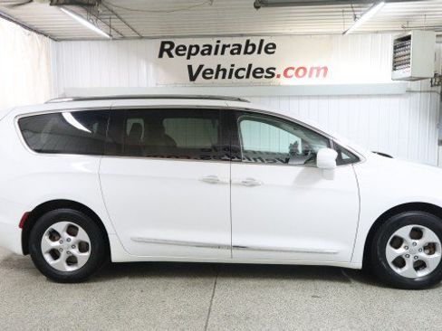 Used 2018 Chrysler Pacifica Touring-L FWD image 4