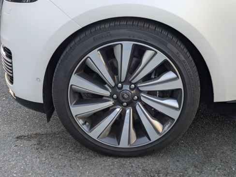 Used 2025 Land Rover Range Rover SV image 10