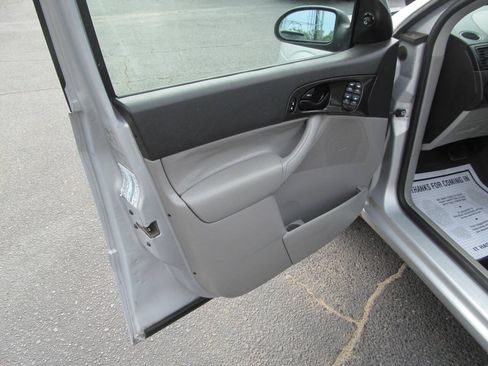 Used 2007 Ford Focus SE FWD image 8