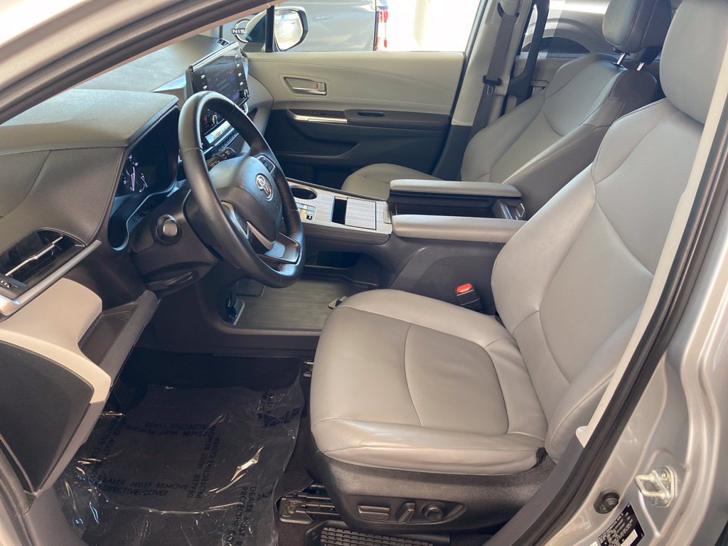 Used 2023 Toyota Sienna XLE FWD image 23