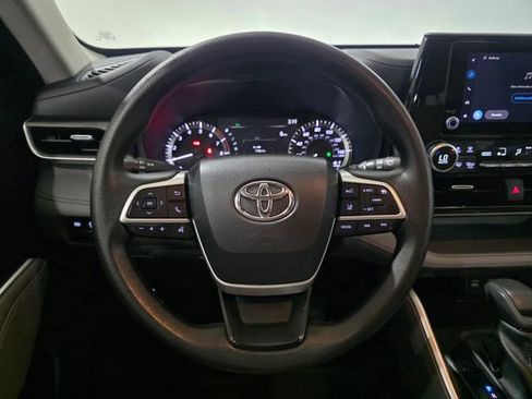 Used 2023 Toyota Highlander L FWD image 16