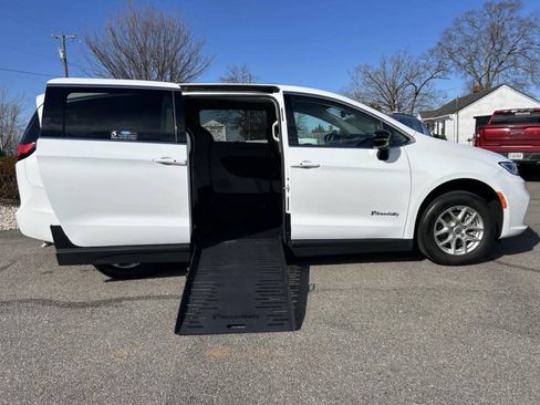 Used 2022 Chrysler Voyager LX FWD image 4