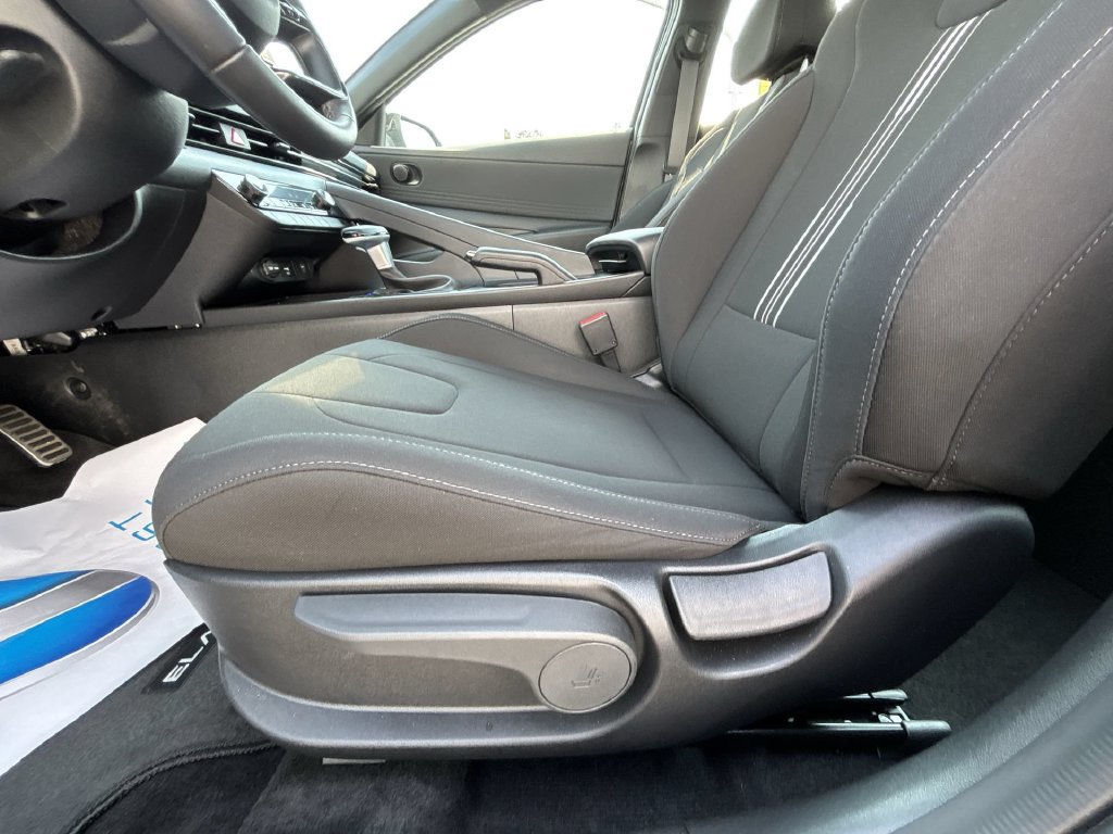 Used 2025 Hyundai Elantra Sport FWD image 14