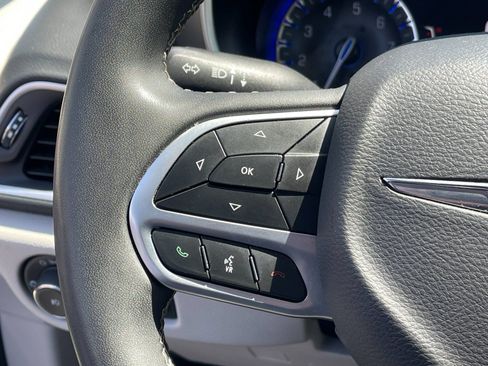 Used 2024 Chrysler Pacifica Touring-L FWD image 27