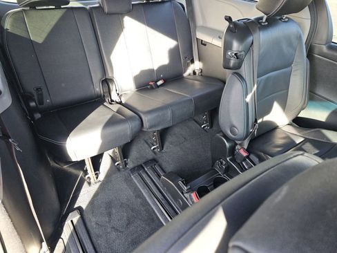Used 2015 Toyota Sienna SE Premium image 5