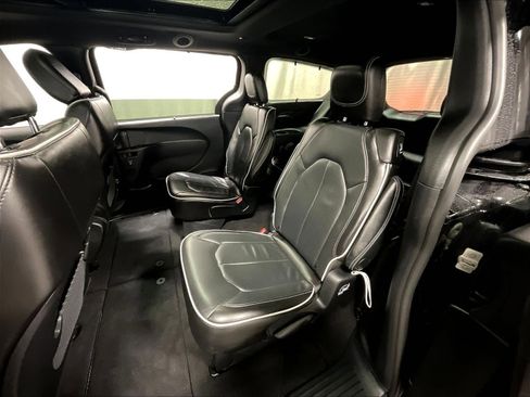 Used 2025 Chrysler Pacifica Limited image 15