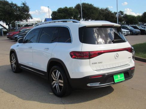 Used 2022 Mercedes-Benz EQB 300 4MATIC w/ Exclusive Package image 11