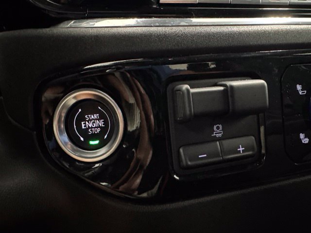 Used 2025 Chevrolet Silverado 1500 LT AWD/4WD image 16