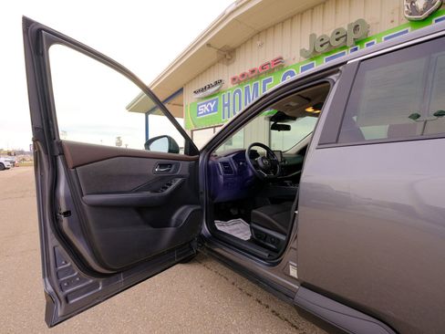 Used 2023 Nissan Rogue SV image 25