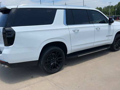 Used 2023 Chevrolet Suburban Premier AWD/4WD image 9