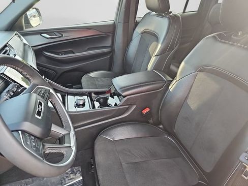 Used 2023 Jeep Grand Cherokee Altitude RWD image 12