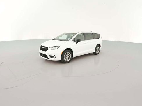 New 2026 Chrysler Pacifica Select image 4