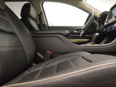 Used 2017 GMC Acadia Denali w/ Technology Package FWD image 21