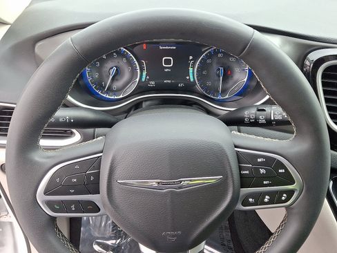 Used 2024 Chrysler Pacifica Touring-L image 20