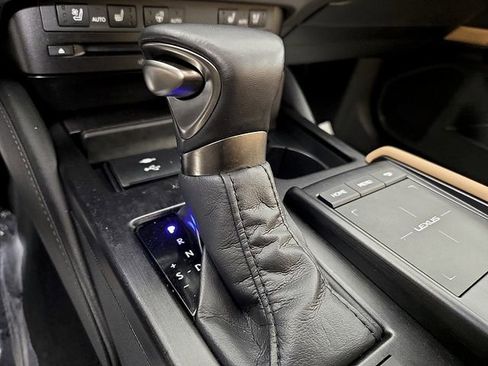 Certified 2022 Lexus ES 300h w/ Premium Package image 18