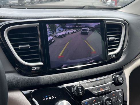 Used 2022 Chrysler Pacifica Touring-L FWD image 36