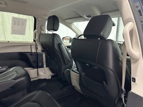 Used 2023 Chrysler Pacifica Touring-L image 53