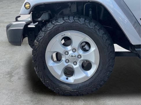Used 2014 Jeep Wrangler Unlimited Sahara w/ Connectivity Group AWD/4WD image 22