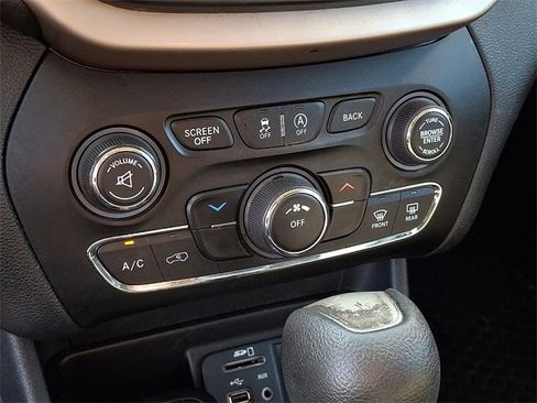 Used 2015 Jeep Cherokee Latitude w/ Cold Weather Group image 12