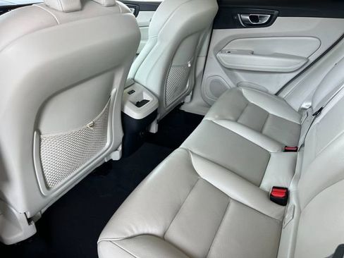 Used 2023 Volvo XC60 B5 Plus image 11