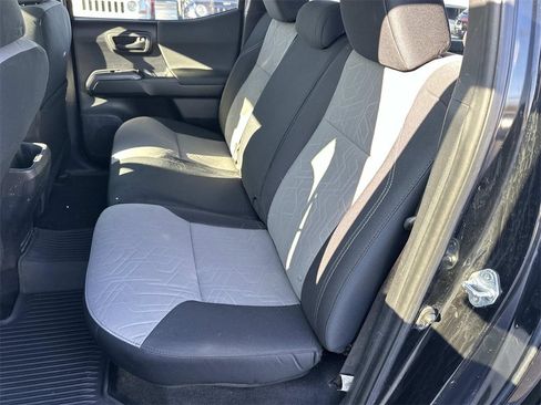 Used 2022 Toyota Tacoma TRD Off-Road image 12