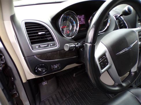 Used 2014 Chrysler Town & Country Touring FWD image 32