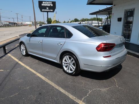 Used 2019 Volkswagen Passat 2.0T Wolfsburg w/ Wheels & Sunroof Package FWD image 4