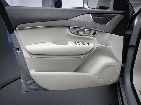 New 2025 Volvo XC90 B5 Plus w/ Protection Package Premier image 17