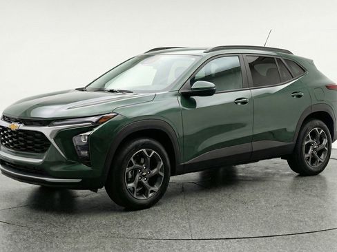 Used 2025 Chevrolet Trax LT image 3